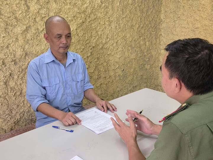 Nguyễn Thành Nam tại cơ quan công an. (Ảnh: Công an Hà Nội)