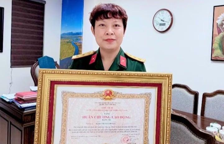 NSƯT Đặng Thái Huyền được trao tặng Huân chương Lao động hạng Ba.