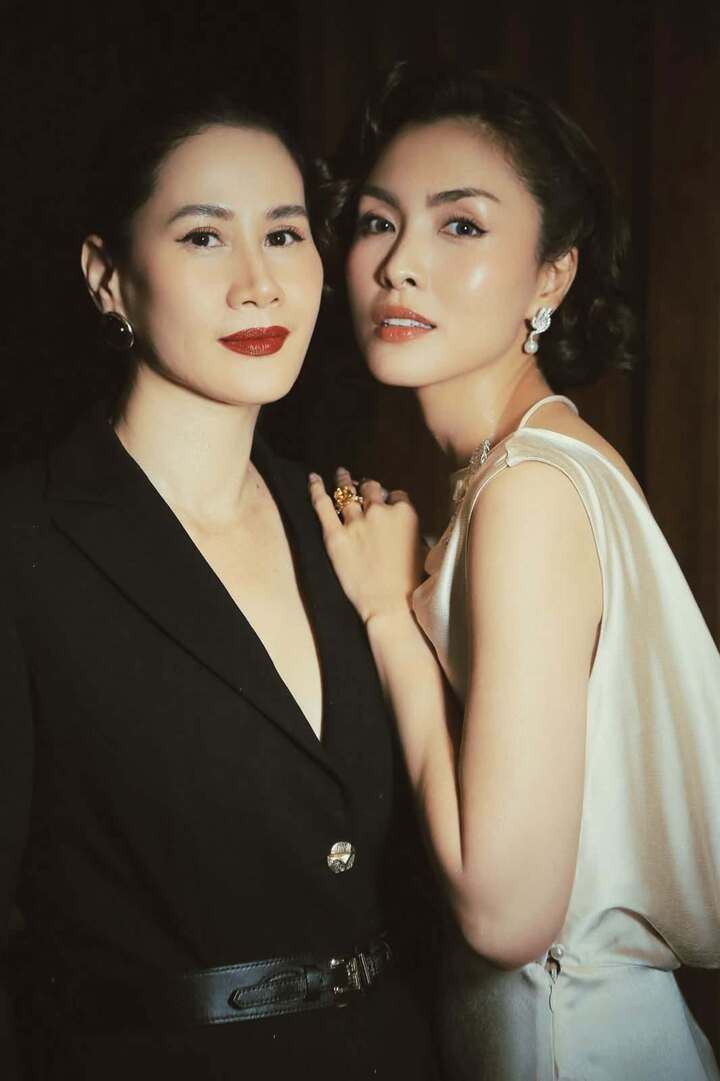 Ở ngoài đời, Thân Thuý Hà và Tăng Thanh Hà là bạn thân 20 năm.
