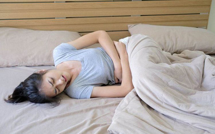 Đau bụng do viêm loét dạ dày vì thức khuya (Ảnh BV đa khoa Vinmec)