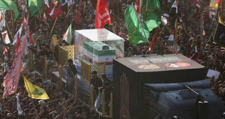Xe chở quan tài của cố Lãnh tụ Tối cao Iran Ali Khamenei. (Ảnh: Reuters)