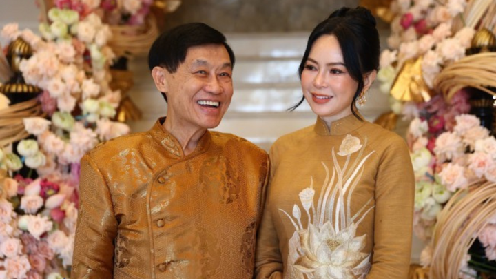 Năm 1993, Lê Hồng Thủy Tiên bỏ diễn xuất để trở thành tiếp viên hàng không. Đây cũng là bước ngoặt đưa bà gặp doanh nhân Johnathan Hạnh Nguyễn. Trong thời gian theo đuổi Thủy Tiên, ông thường xuyên đặt những chuyến bay có bà làm việc. Nữ doanh nhân từng chia sẻ, nếu gom tất cả số vé máy bay mà chồng đã mua khi ấy thì có thể lấp đầy một căn phòng.
