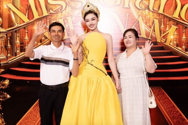 Hoa hậu Yến Nhi hạnh phúc khi giúp bố mẹ có cuộc sống tốt hơn.