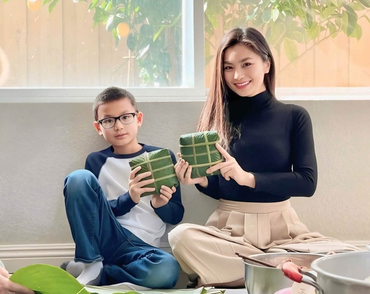 Dù đã sang Mỹ định cư nhưng diễn viên Diệu Hương vẫn luôn duy trì những phong tục quê nhà. Mỗi dịp lễ Tết, cô và chồng lại trang trí nhà cửa theo phong cách truyền thống của người Việt.