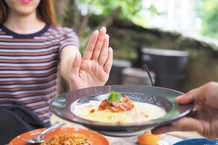 Điều gì xảy ra với cơ thể nếu thường xuyên bỏ bữa sáng?插图 Một số người lại chủ động nhịn ăn vì cho rằng bỏ một bữa sẽ giúp giảm lượng calo nạp vào. (Ảnh minh hoạ)