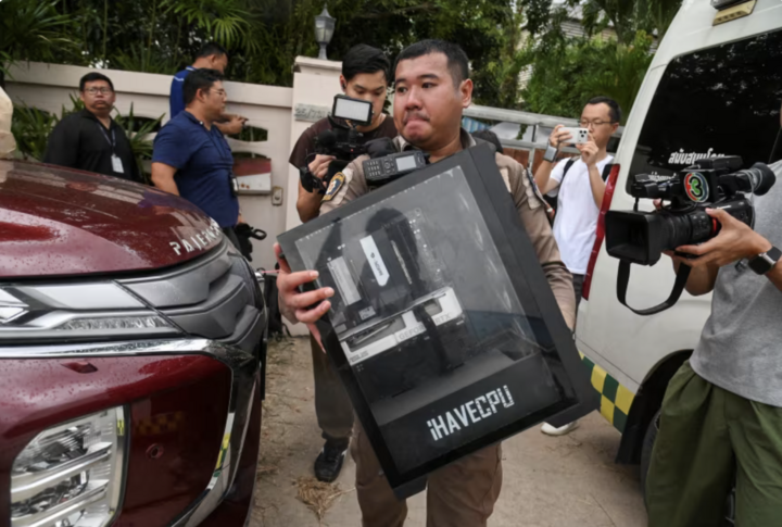 Cảnh sát Thái Lan thu thập bằng chứng vụ xả súng tại trường học. (Ảnh: Reuters)