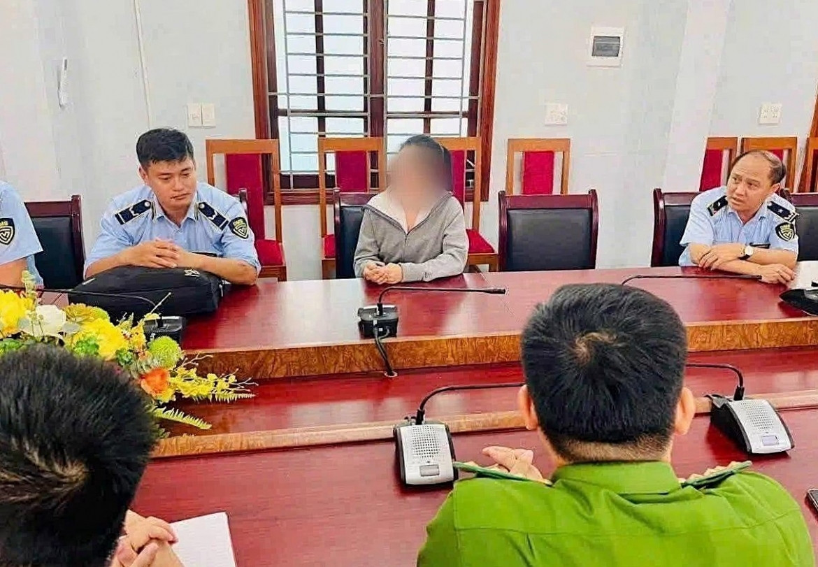 nguoi phu nu tu dong nuoc vao vo chai nhan hieu noi tieng, ban gan cong benh vien hinh anh 1