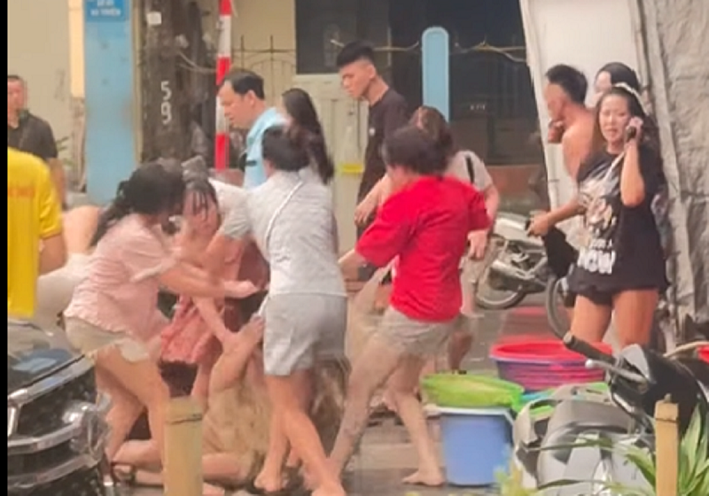 Nhóm người đánh hội đồng cô gái giữa phố Hà Nội, công an vào cuộc xác minh插图 Untitled.png