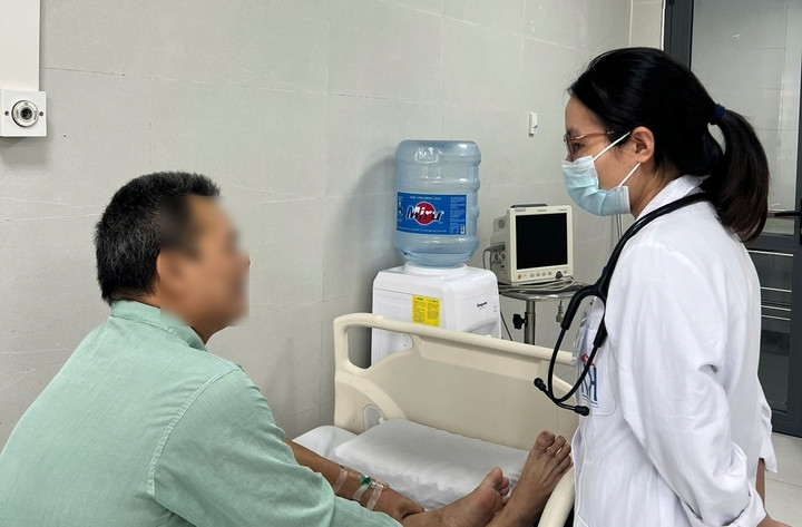 Bác sĩ kiểm tra sức khoẻ người bệnh. (Ảnh: BVCC)