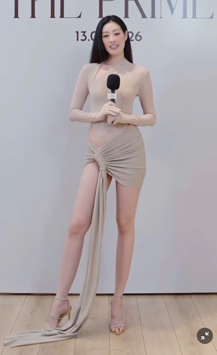 Đôi chân dài cực phẩm của Khánh Vân được khoe trọn