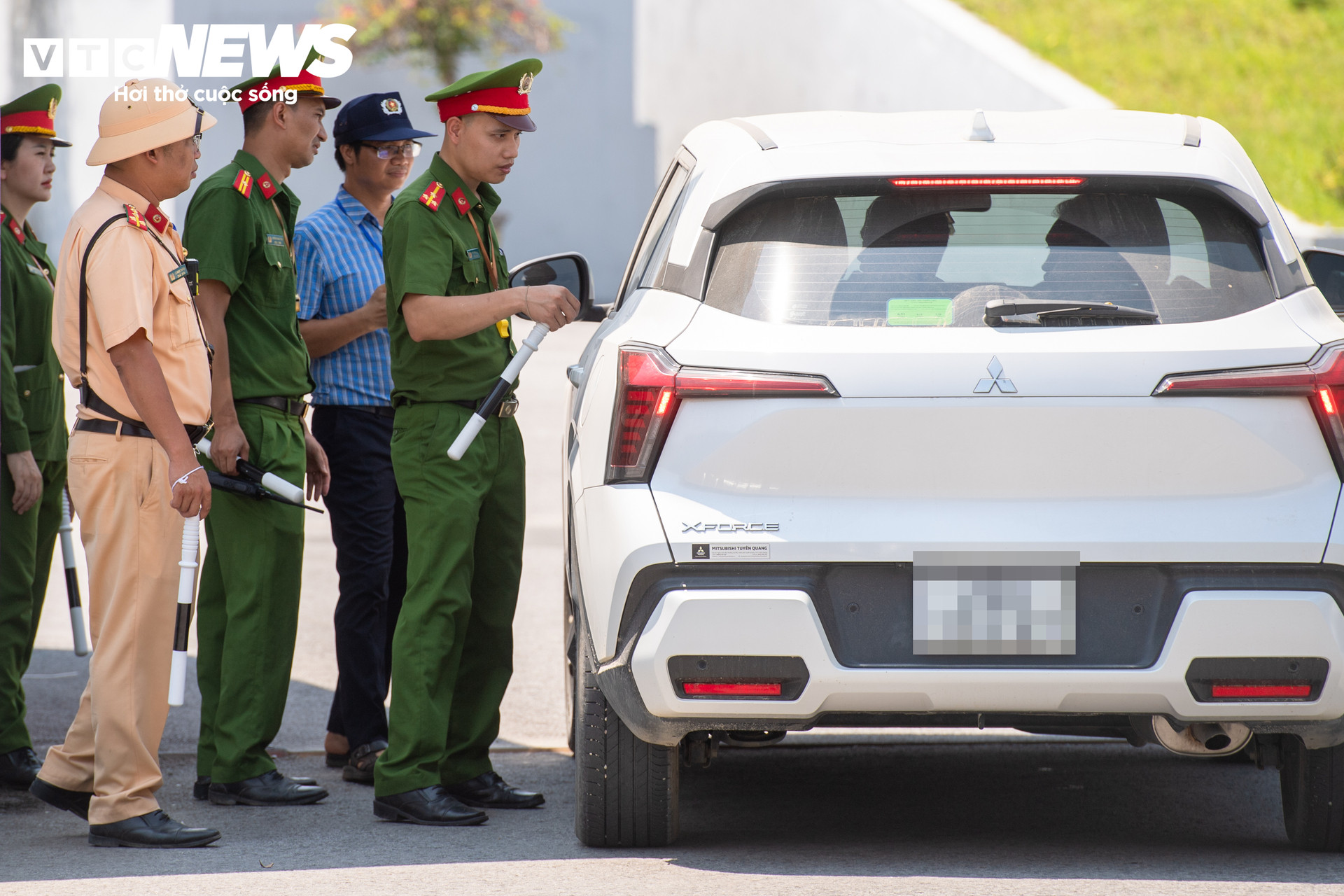 326 thí sinh chuyên Tuyên Quang làm thủ tục, nghe phổ biến quy chế thi lại - 6