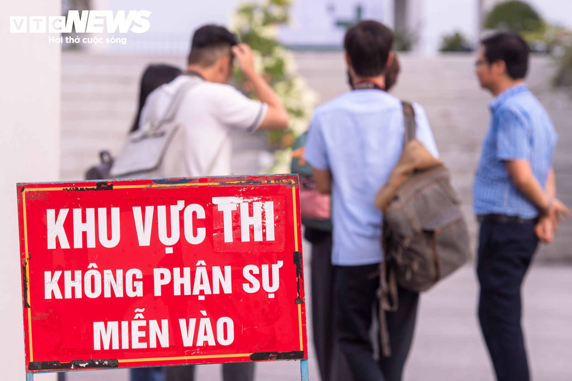 An ninh thắt chặt tại điểm thi trường THPT chuyên Tuyên Quang - 2