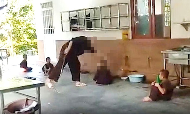 Hình ảnh cháu bé bị bạo hành ở chùa Bầu (Phú Thọ).