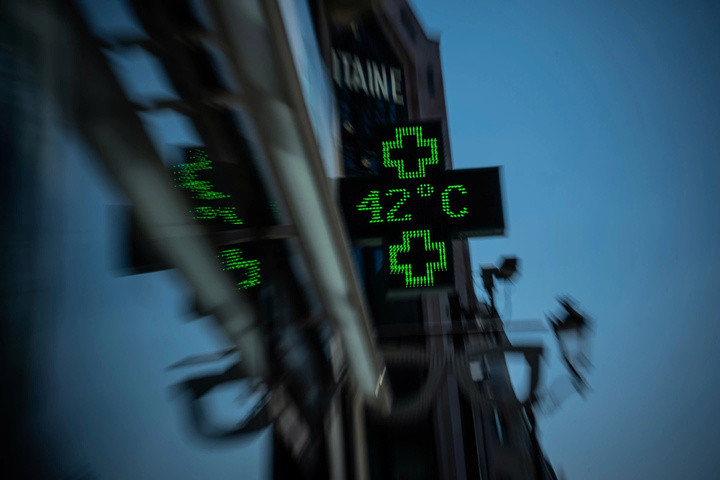 Màn hình hiển thị nhiệt độ 42°C ở Paris, Pháp. (Ảnh: AP)