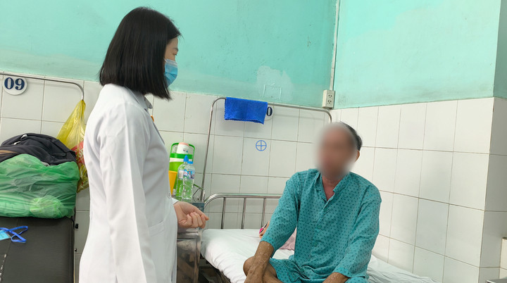 Tự ý sử dụng thuốc nhỏ mắt, người đàn ông rơi vào nguy kịch插图 Bệnh nhân dị ứng thuốc nặng điều trị tại Bệnh viện Da liễu TP.HCM. (Ảnh: BVCC)