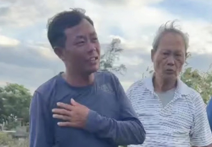 Anh Nguyễn Văn Thanh chia sẻ thời điểm bị sóng cuốn và hành trình tự bơi vào bờ, sống sót sau 10 tiếng lênh đênh trên biển. (Ảnh: H.L)