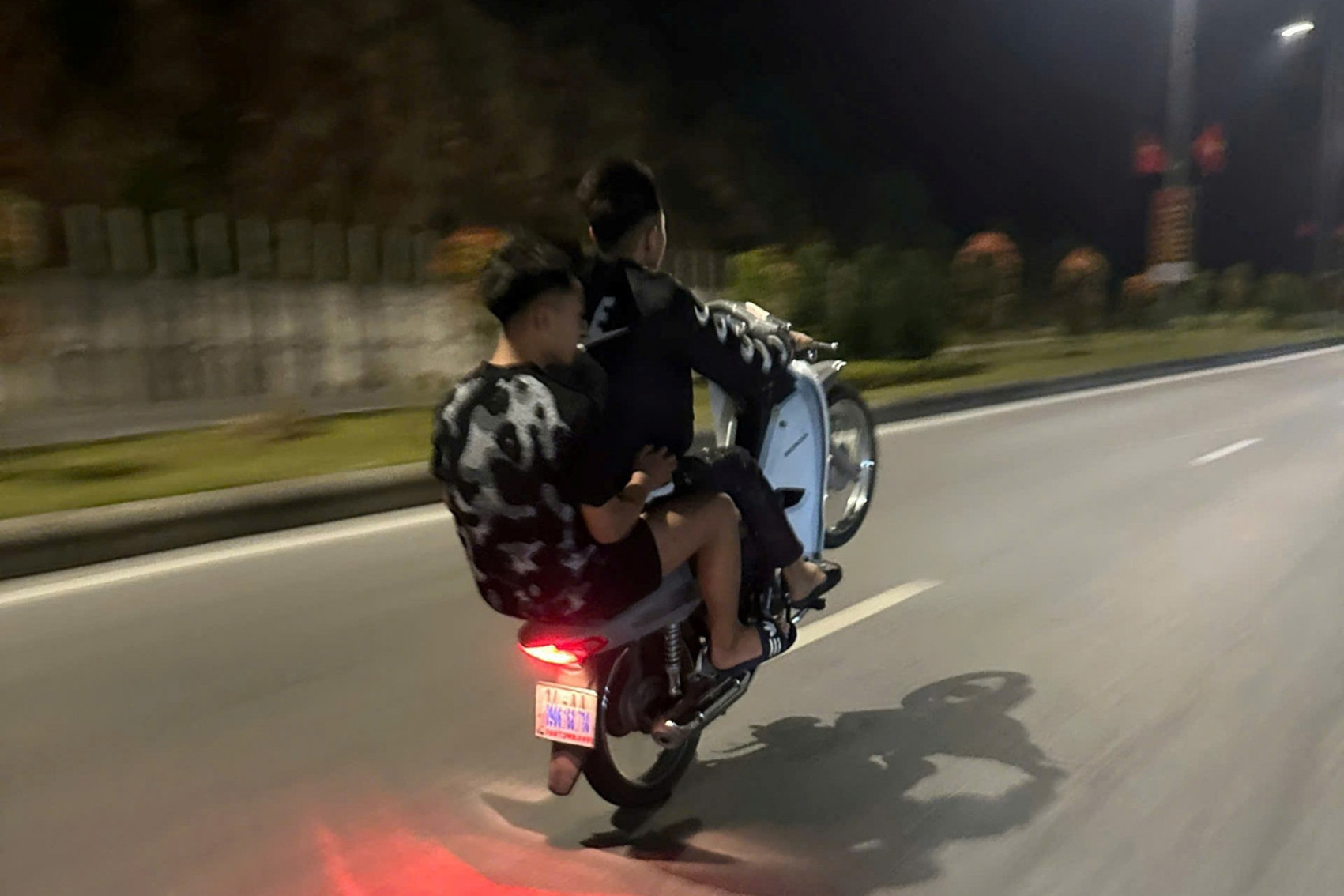 bốc đầu.jpg