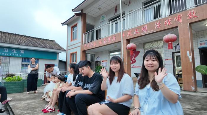 Ngôi làng kỳ lạ, chưa đầy 2.000 dân mà có 33 cặp sinh đôi插图 lang sinh doi anh.jpg