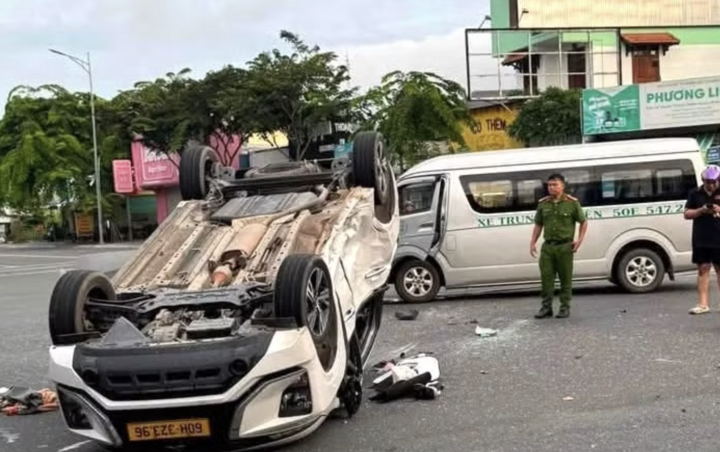 Tai nạn giao thông khiến ô tô lật ngửa, 9 người bị thương. (Ảnh: CTV)