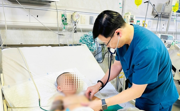 PGS.TS Lưu Quang Thùy kiểm tra sức khoẻ người bệnh. (Ảnh: BVCC)