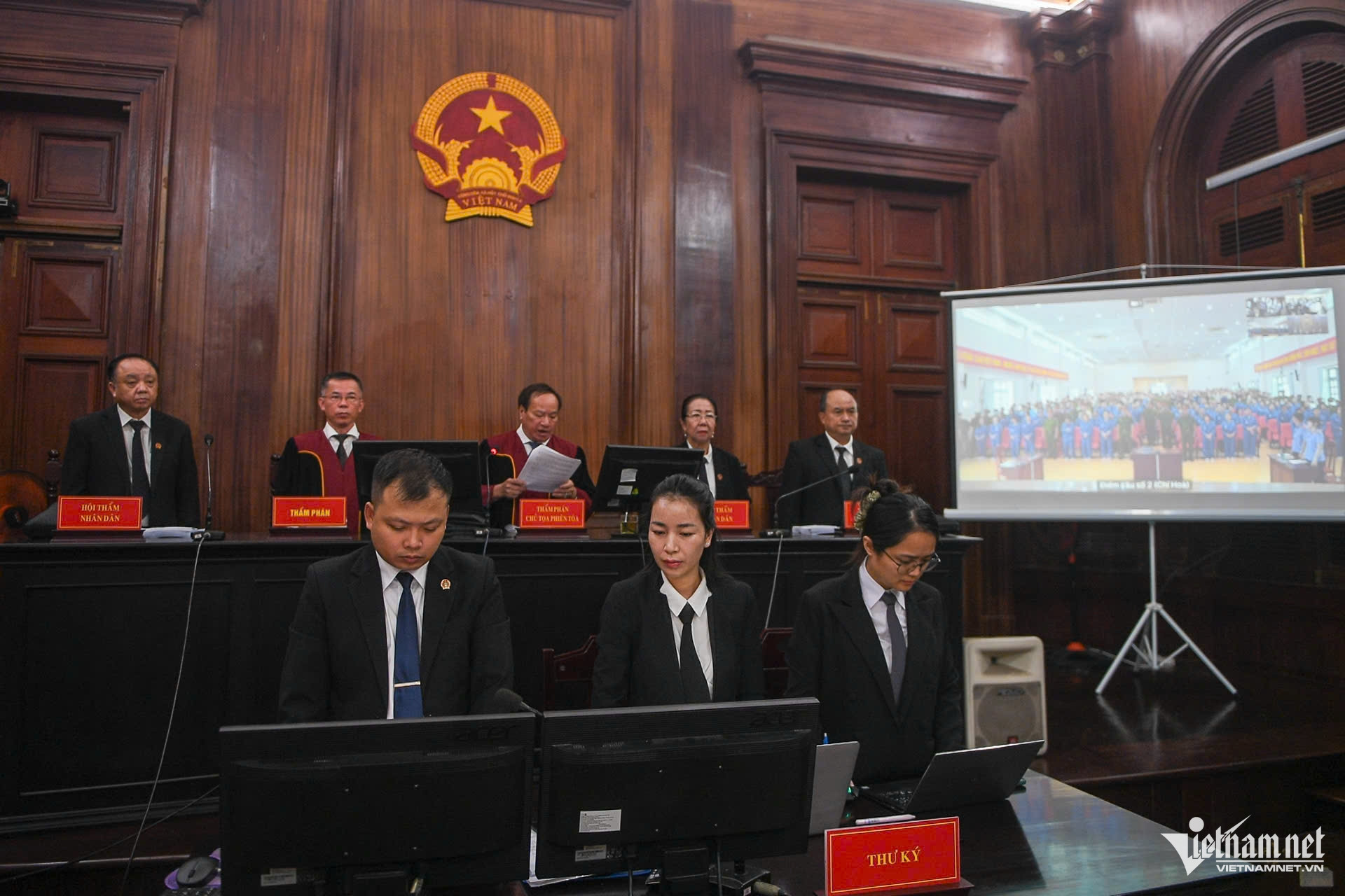 Hình ảnh phiên tòa xét xử ca sĩ Chi Dân, Andrea Aybar trong chuyên án ma túy VN10插图6