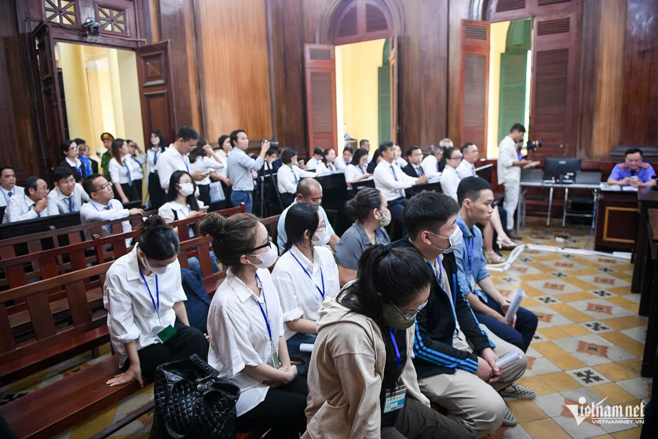 Hình ảnh phiên tòa xét xử ca sĩ Chi Dân, Andrea Aybar trong chuyên án ma túy VN10插图1 Hình ảnh phiên tòa xét xử ca sĩ Chi Dân, Andrea Aybar trong chuyên án ma túy VN10插图1