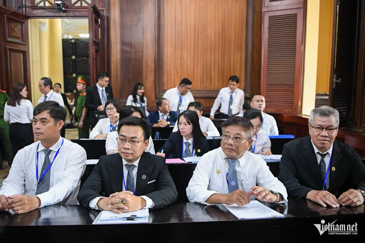 Hình ảnh phiên tòa xét xử ca sĩ Chi Dân, Andrea Aybar trong chuyên án ma túy VN10插图2