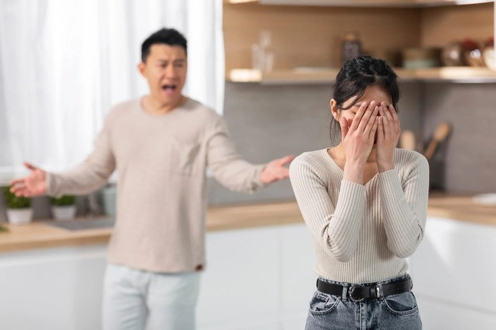 Vợ chi tiêu không khéo, hay thiếu tiền, mỗi lần tôi góp ý thì lại cãi nhau. (Ảnh minh họa: AI)