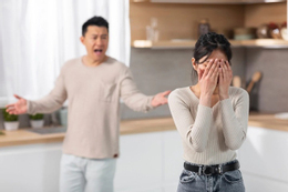 Vợ chi tiêu không khéo, hay thiếu tiền, mỗi lần tôi góp ý thì lại cãi nhau. (Ảnh minh họa: AI)