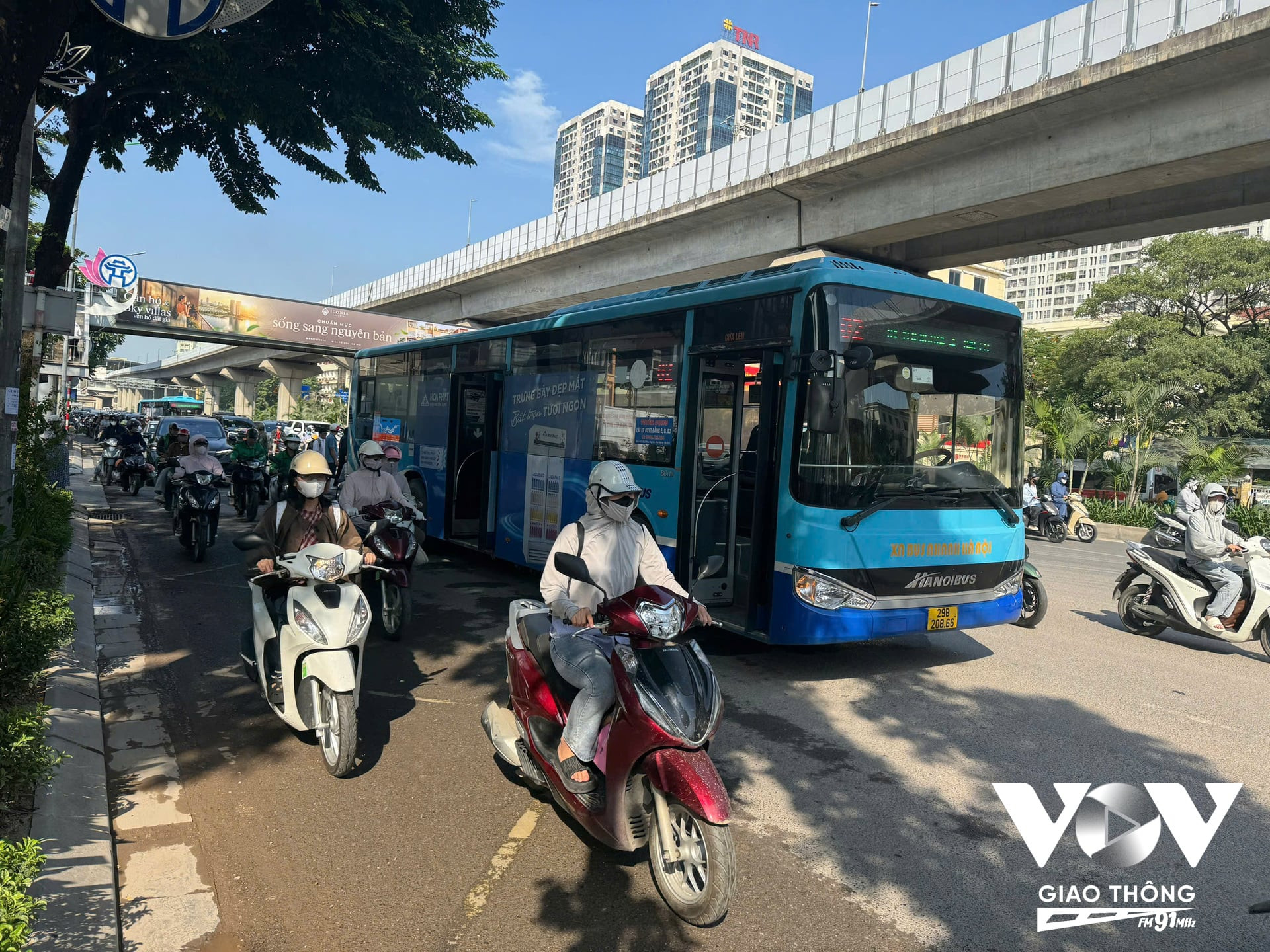 Giao thông qua hiện trường gặp khó khăn