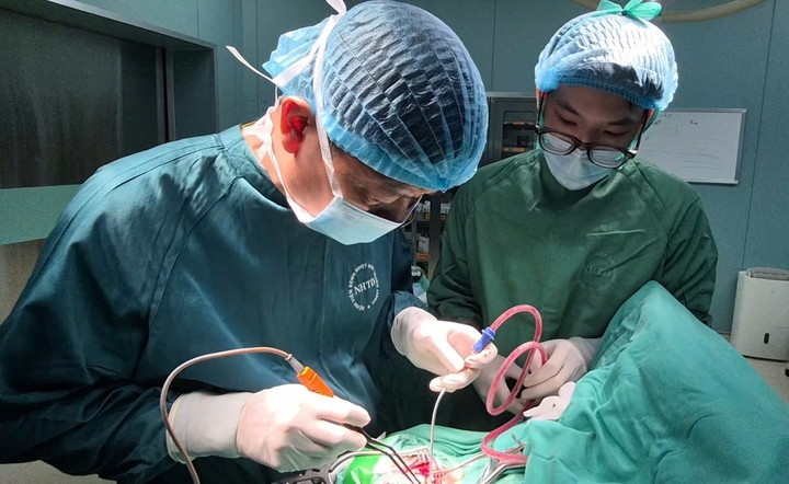 Bác sĩ phẫu thuật cấp cứu, lấy khối máu tụ ngoài màng cứng ở hố sau bên trái. (Ảnh: Thanh Sơn)