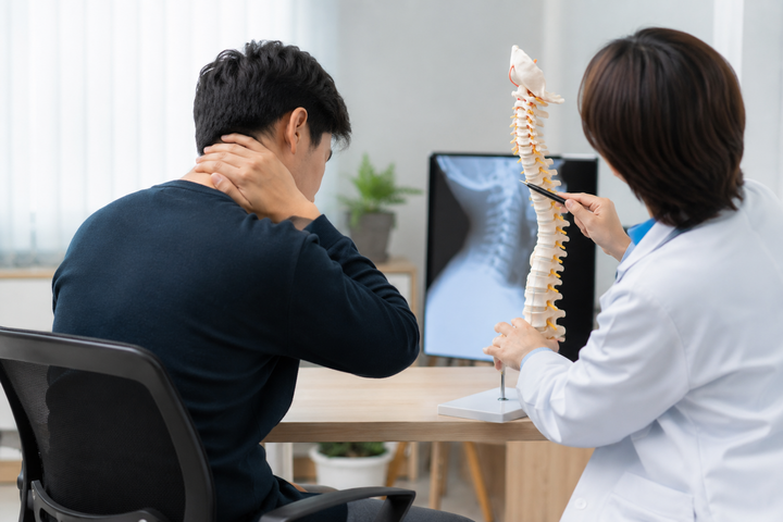 Cúi đầu lướt điện thoại 7 tiếng mỗi ngày, nam thanh niên mất tự tin vì ‘cổ rùa’. (Ảnh minh hoạ)