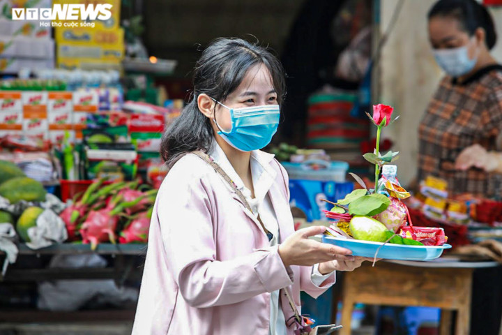 Nhiều bạn trẻ đi đến chùa cầu duyên ngày Thất tịch. (Ảnh: Đắc Huy)