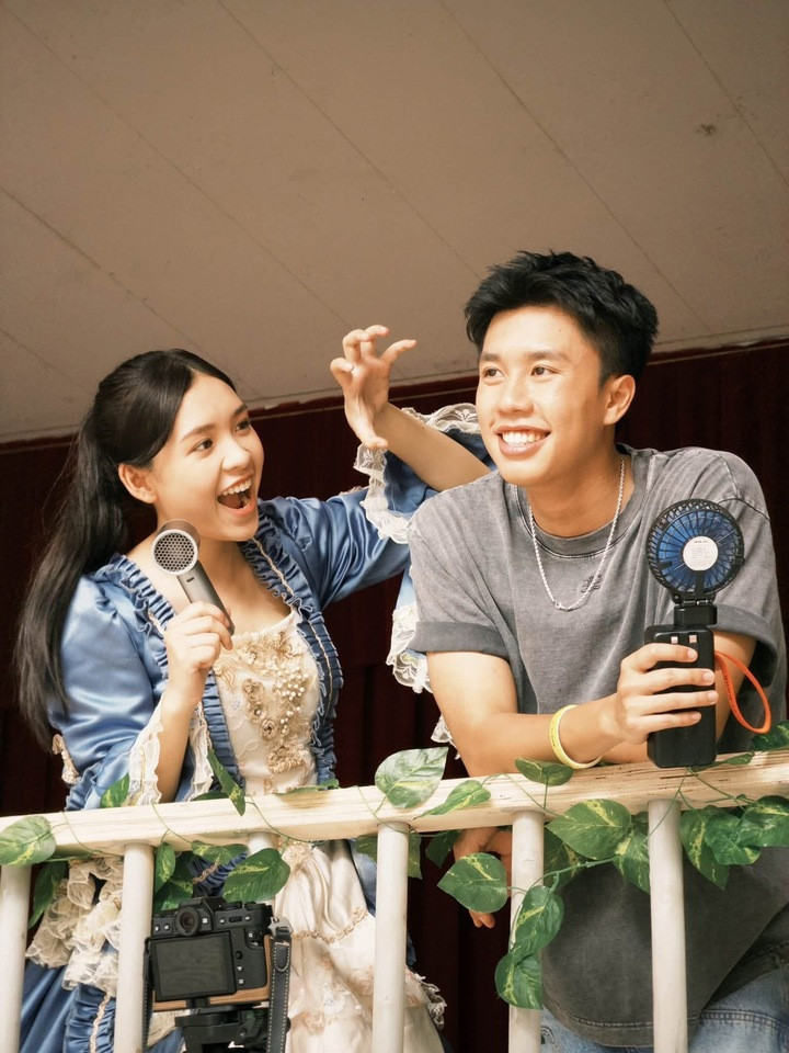 Trong dàn diễn viên trẻ của phim, Lưu Ly là gương mặt mới được khán giả chú ý khi đảm nhận vai Phương ở giai đoạn tuổi học trò.