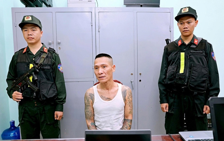 Quá khứ bất hảo của 'Tế Điên Nam Định' với 8 lần vướng vòng lao lý插图 Nguyễn Văn Thùy (biệt danh “Tế Điên Nam Định”) tại cơ quan công an. (Ảnh: Công an tỉnh Ninh Bình)