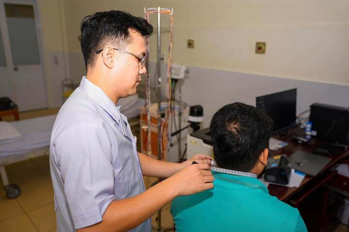 Bác sĩ thăm khám cho bệnh nhân (Ảnh: BVCC)
