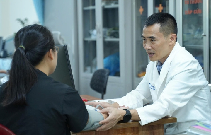Bác sĩ Nguyễn Huy Hoàng kiểm tra sức khoẻ cho người bệnh. (Ảnh: BSCC)