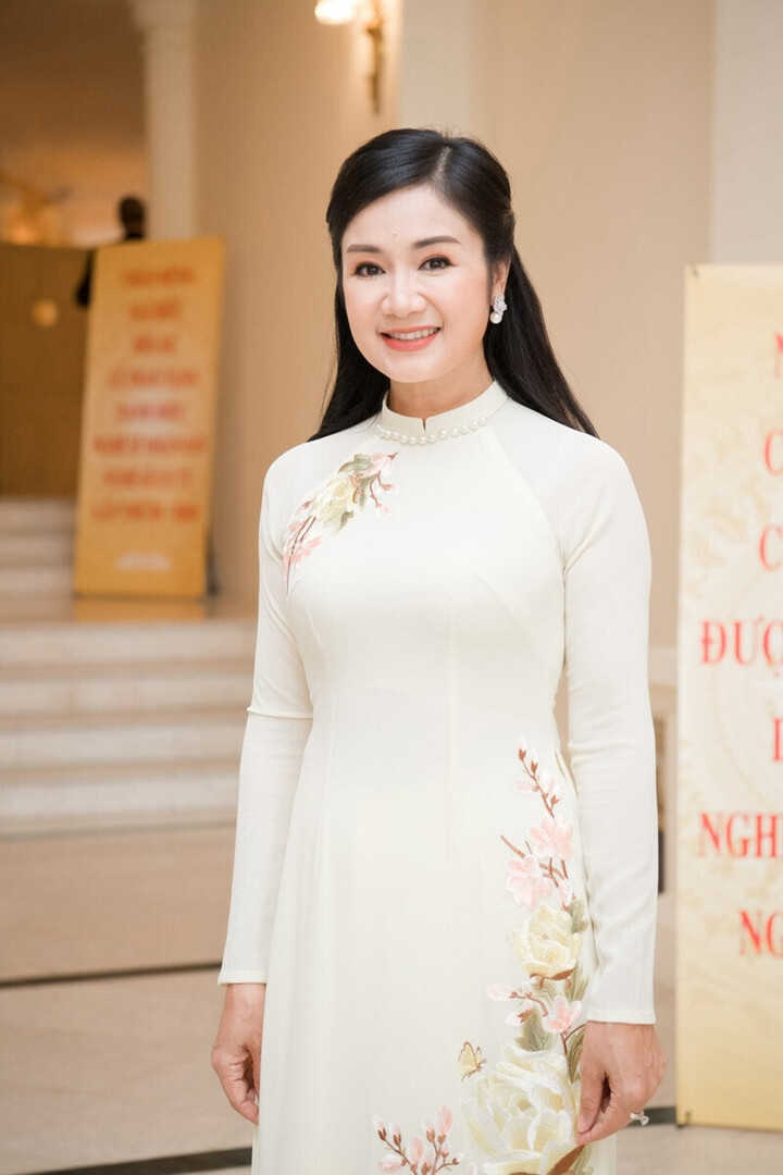 Ở tuổi U60, NSND Thu Hà vẫn giữ vẻ trẻ trung, rạng rỡ.