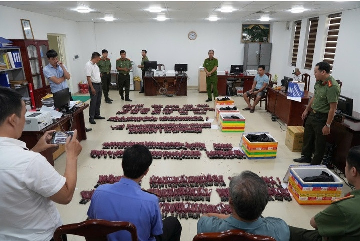 Lực lượng chức năng thu giữ gần 9.300 kíp nổ điện trong quá trình triệt phá đường dây vận chuyển, mua bán trái phép vật liệu nổ từ Lào về Việt Nam. (Ảnh: Hồng Nhung)