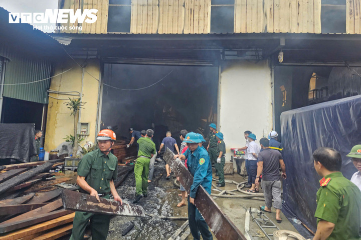 Theo thông tin ban đầu, cơ sở này từng bị đình chỉ hoạt động từ tháng 10/2021 do vi phạm quy định về phòng, chữa cháy và bị xử phạt hành chính vì không chấp hành quyết định đình chỉ. Lực lượng chức năng đang xác minh danh tính các nạn nhân, điều tra nguyên nhân vụ cháy và làm rõ trách nhiệm của các bên liên quan.