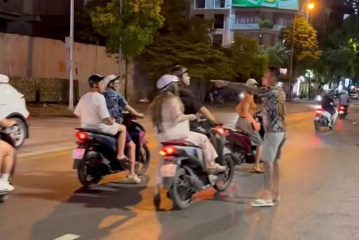 N.K.T. có hành vi hành hung anh Đ.N.T. sau va chạm giữa hai xe máy tại nút giao Văn Khê - Hà Trì. (Ảnh: Công an Hà Nội)