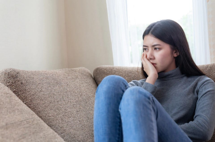 Người vợ buồn lòng khi chồng tính toán từng đồng với vợ con nhưng sẵn sàng chi đậm cho bản thân. (Ảnh minh họa: iStock)