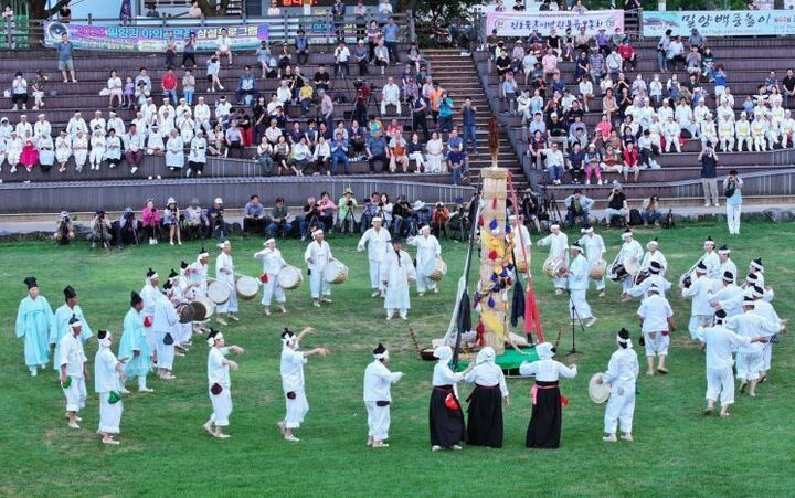 Ngày rằm tháng 7 tại Hàn Quốc mang ý nghĩa tôn vinh nông nghiệp sâu sắc. (Ảnh: Korea Times)