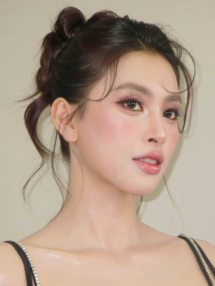 Tiểu Vy nhận được nhiều lời khen nhờ diện mạo trong trẻo, ngọt ngào nhưng không kém phần cuốn hút.