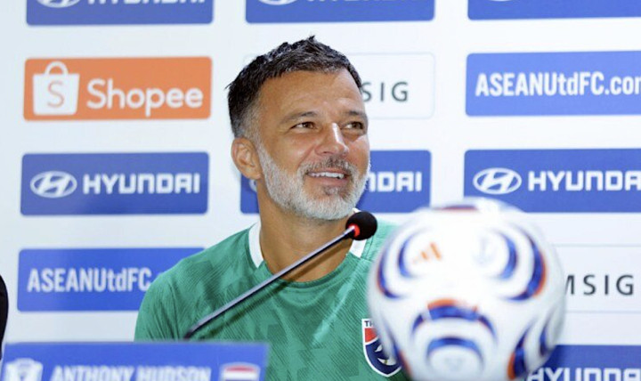 Huấn luyện viên Anthony Hudson.
