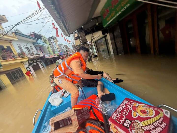 Ngoài sơ tán người già, trẻ nhỏ, lực lượng chức năng còn tiếp tế lương thực như mì tôm, nước suối cho người dân tại khu vực bị cô lập.