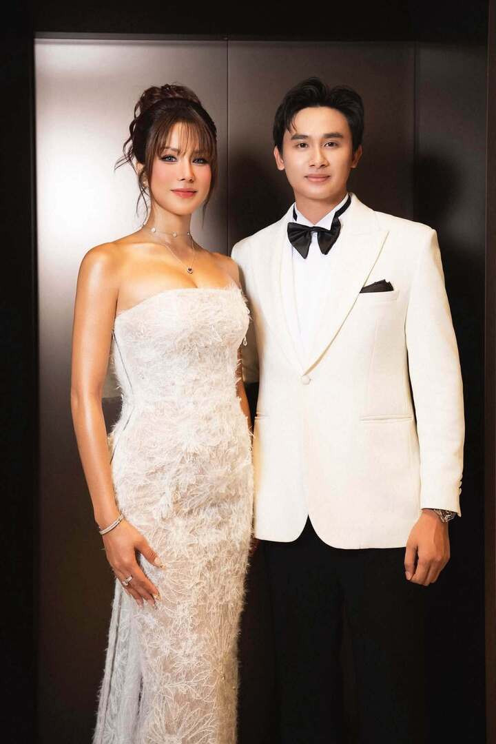 “Bạn ấy rất tử tế. Sau bao giông bão, tôi thèm cảm giác được bình yên. Chúng tôi vẫn đang tìm hiểu, chưa có gì chắc chắn. Tuy nhiên, mối quan hệ mới khiến tôi hạnh phúc, viên mãn. Tôi sẽ không bao giờ công khai chuyện tình cảm vì rất sợ những gì không chắc chắn. Hiện, mọi thứ vui vẻ là tôi thấy may mắn lắm rồi”, người đẹp từng chia sẻ.