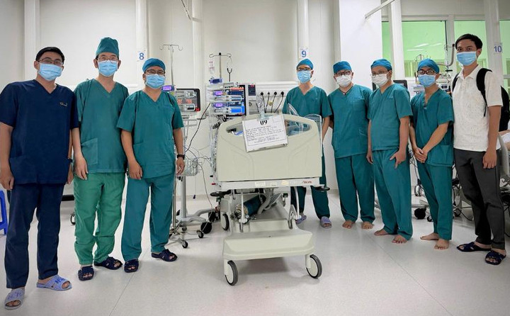 Ê-kíp y bác sĩ can thiệp gặp dị vật cho bệnh nhi. (Ảnh: BVCC)