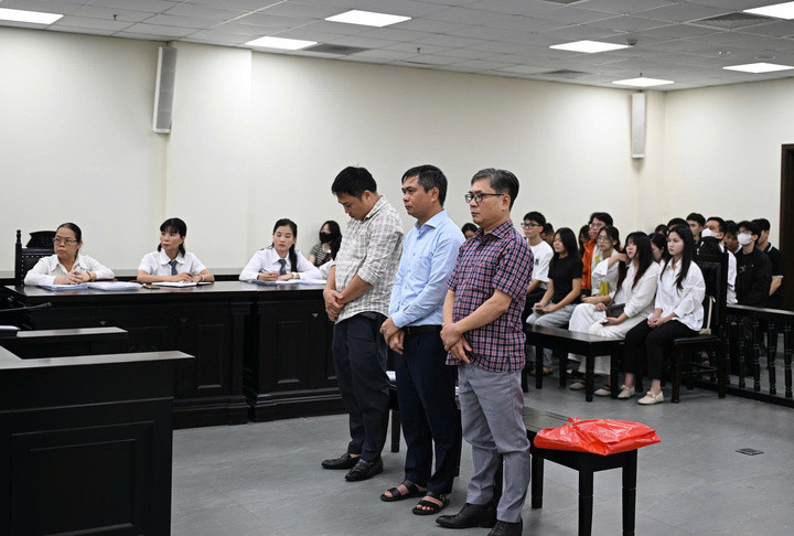 Các bị cáo tại toà.
