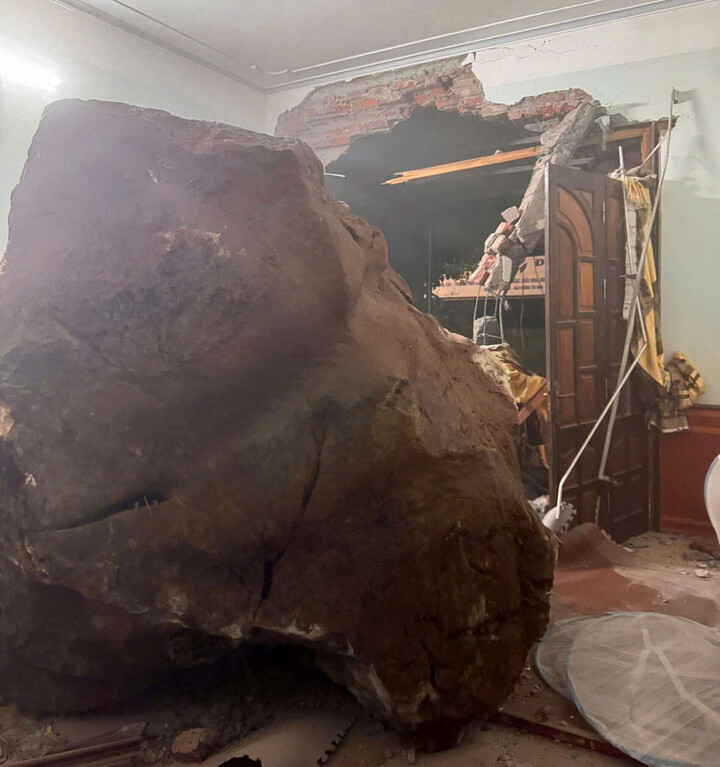 Đá làm thủng nhà 2 tầng của gia đình ông Hoàng Việt Kiều. Ảnh: D.L